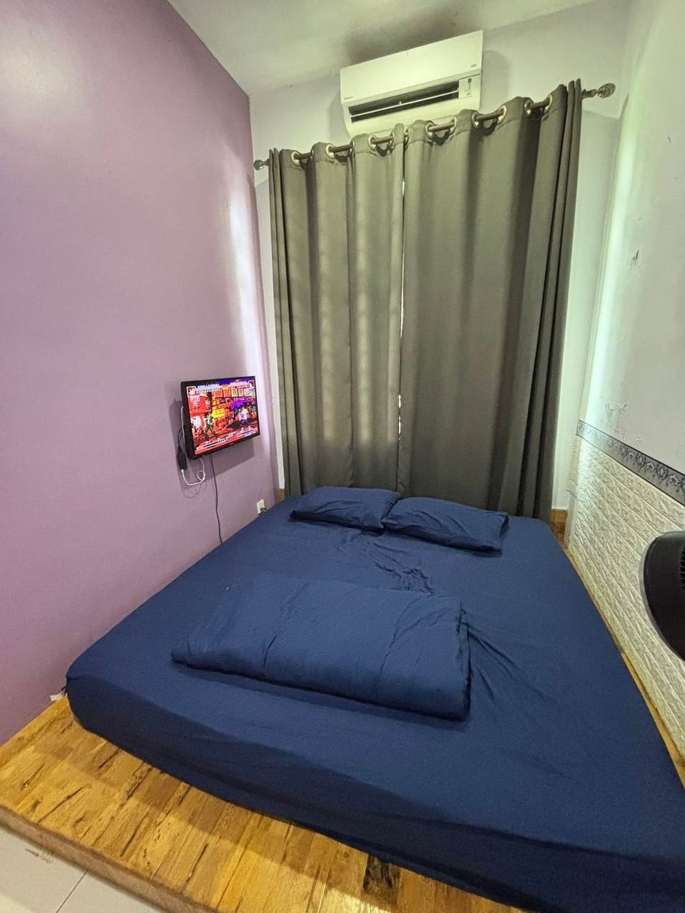 Bilik tidur berhawa dingin dengan TV di Homestay Safiyyah