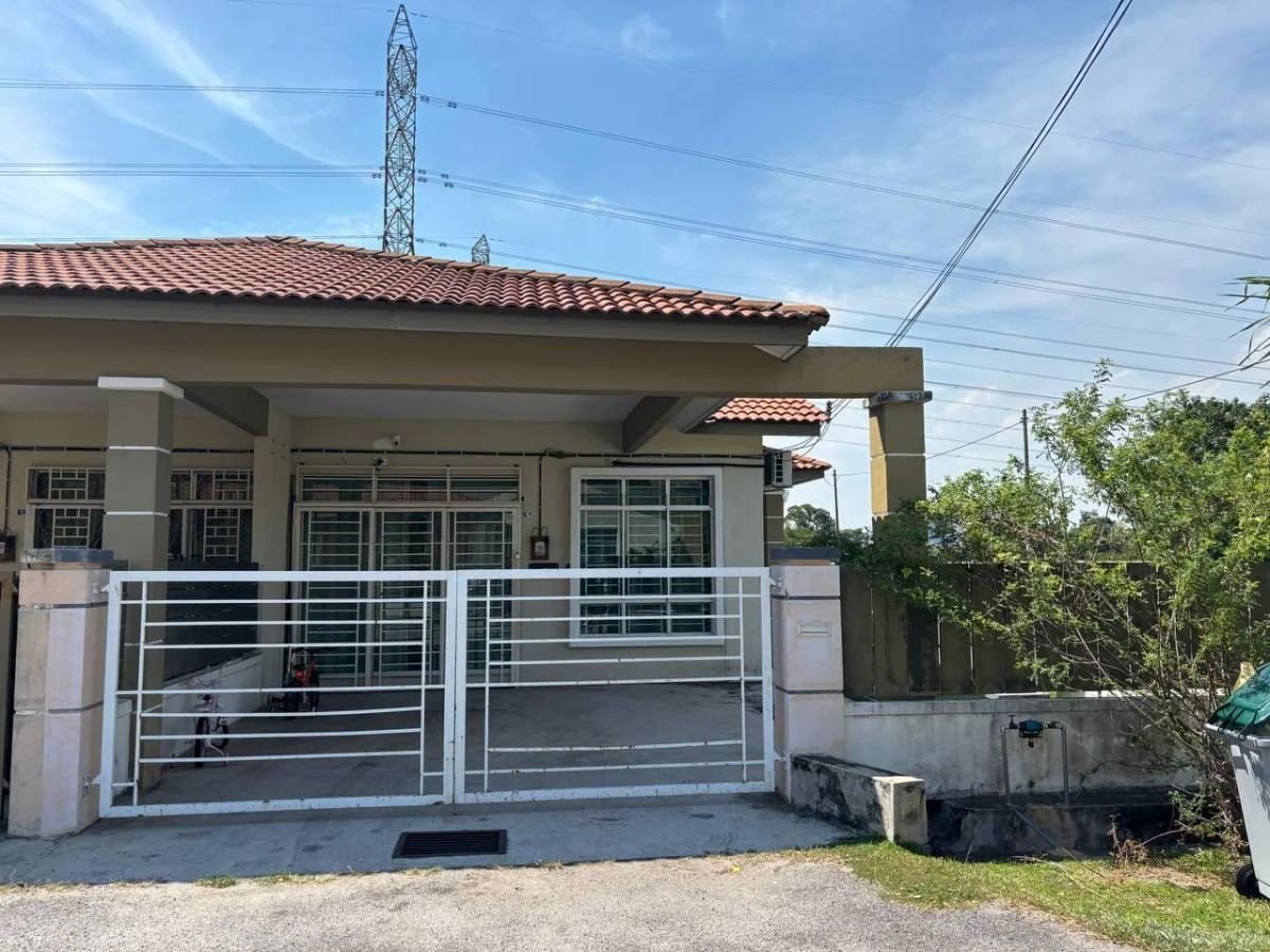 Homestay Safiyyah Pokok Mangga Melaka - rumah teres dengan pagar putih dan bumbung genting merah
