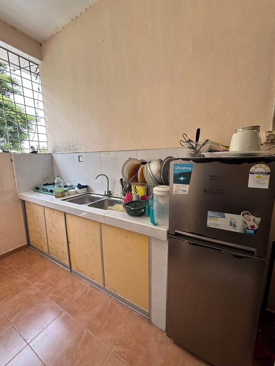 Dapur lengkap Homestay Safiyyah dengan peti sejuk