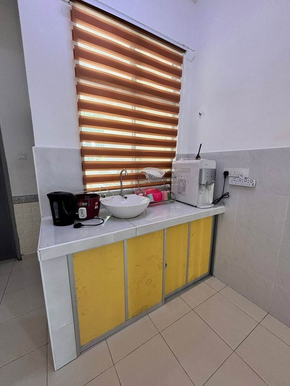 Sudut dapur Homestay Safiyyah dengan peralatan memasak