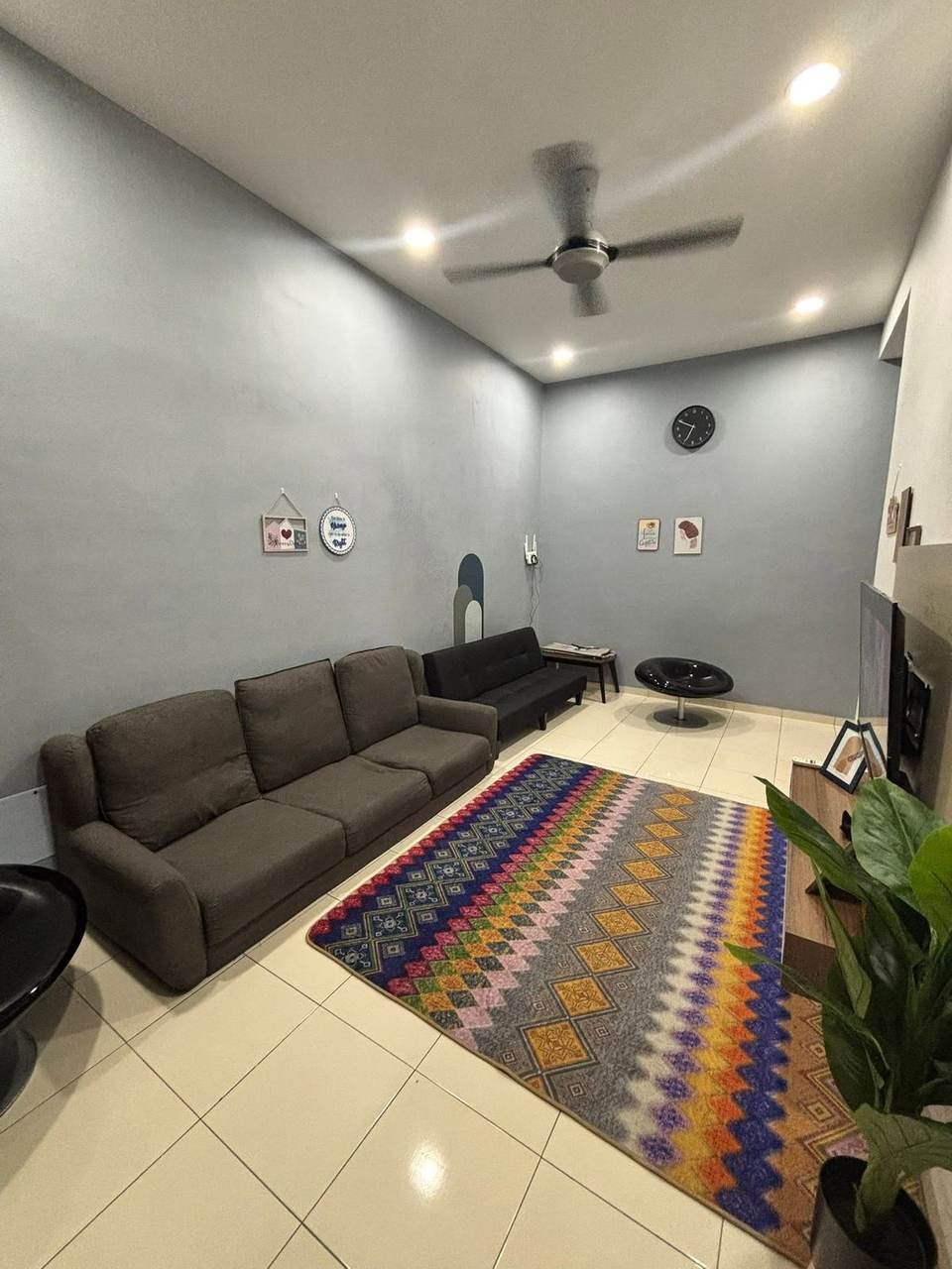 Ruang tamu luas Homestay Safiyyah dengan sofa dan permaidani