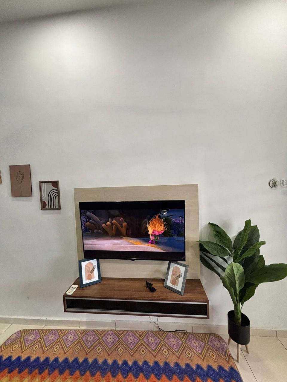 Sudut TV dan hiasan ruang tamu Homestay Safiyyah
